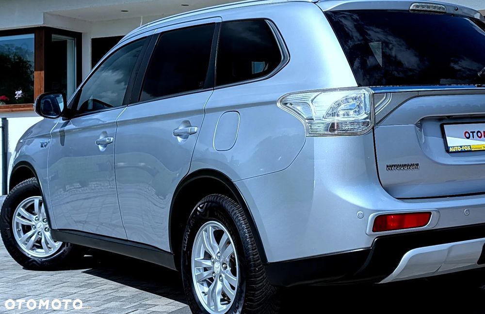 Mitsubishi Outlander Instyle NAVI + - 33