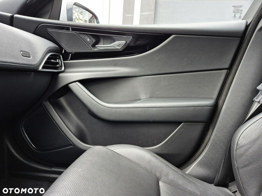 Jaguar XE - 38