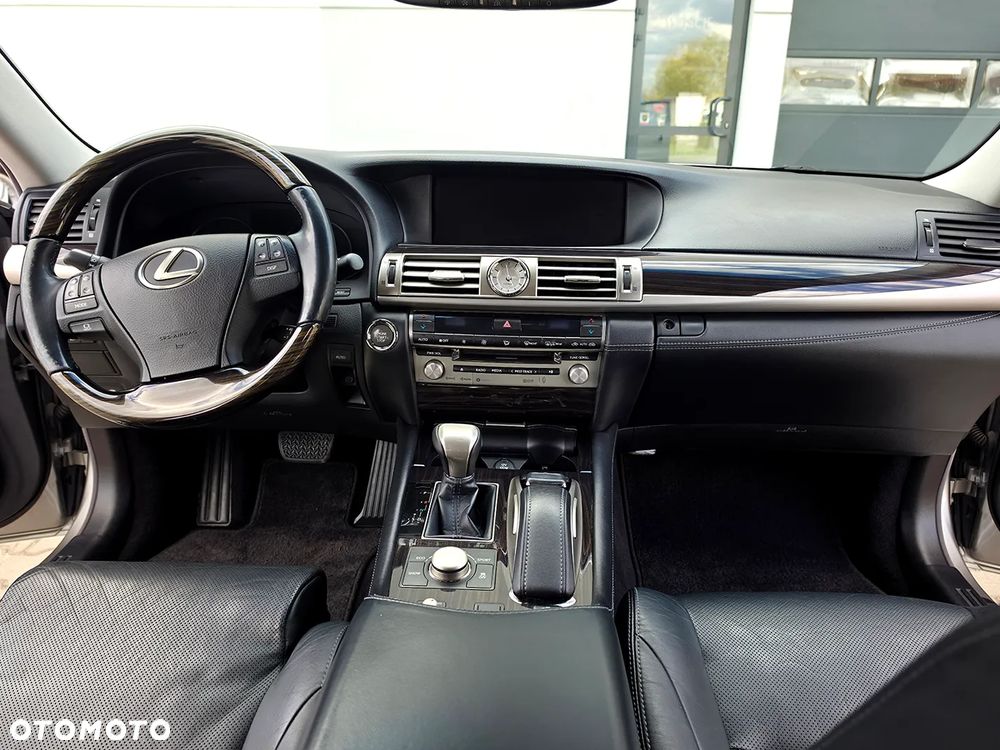 Lexus LS 460 AWD - 18