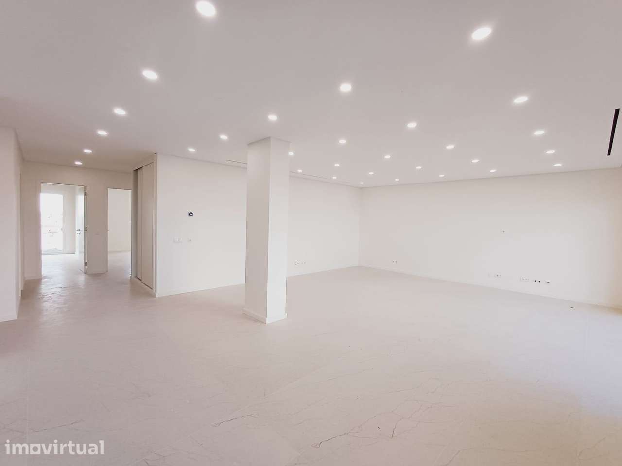 Apartamento T3 Novo com dois lugares de estacionamento em Quarteira - Grande imagem: 2/18