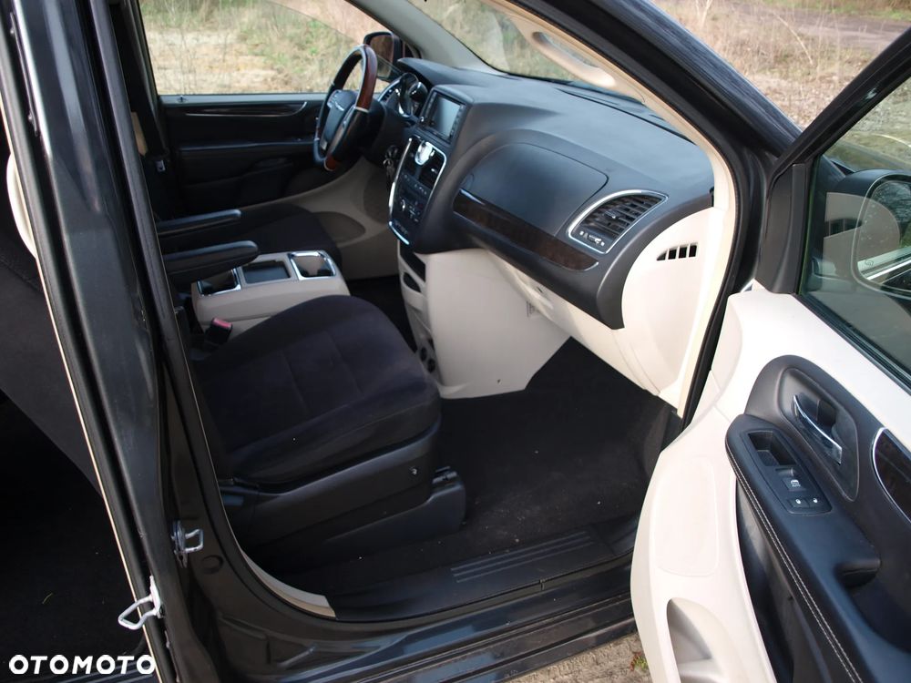 Chrysler Town & Country - 11
