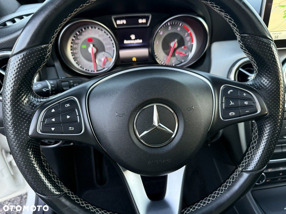 Mercedes-Benz CLA 180 AMG Line - 23