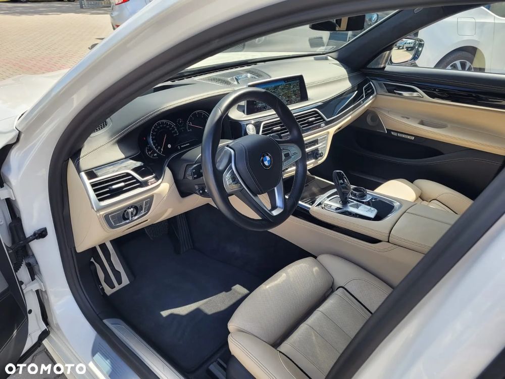 BMW Seria 7 750Li xDrive - 9