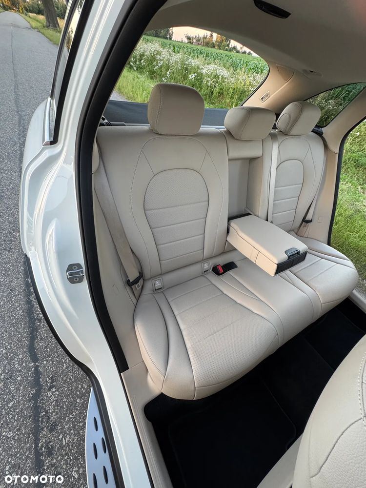 Mercedes-Benz GLC 300 4Matic 9G-TRONIC Exclusive - 24