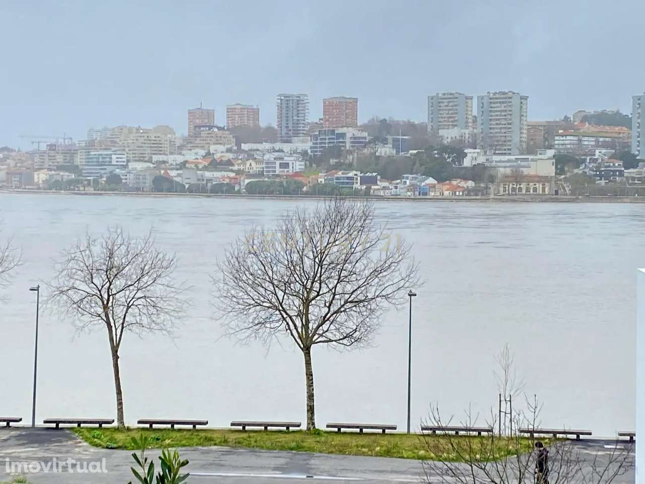 Apartamento T2 Novo com varanda, estacionamento, arrumo e fantásticas - Grande imagem: 2/50