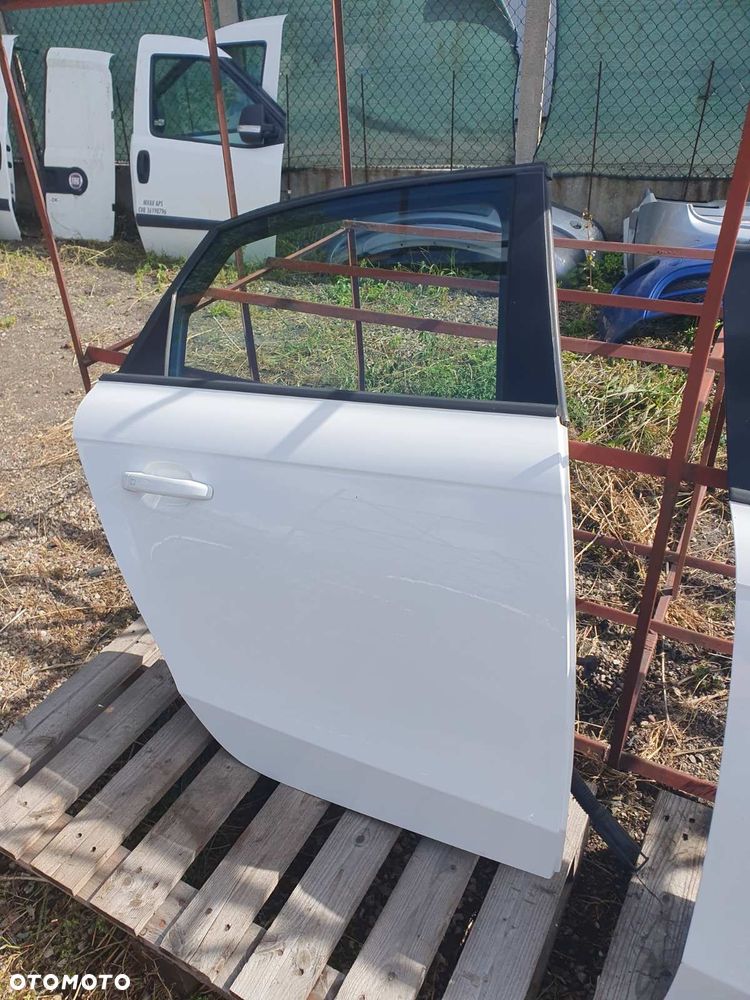 Drzwi TYŁ L/P TYŁ AUDI A4 B8 SEDAN KOD LAKIERU LY9C - 19