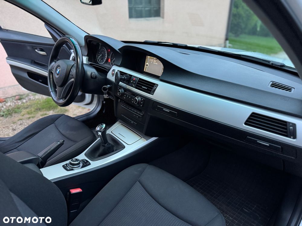 BMW 318I 2010 photo 3