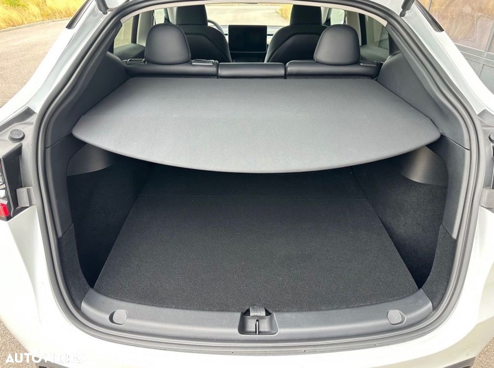 Tesla Model Y - 11