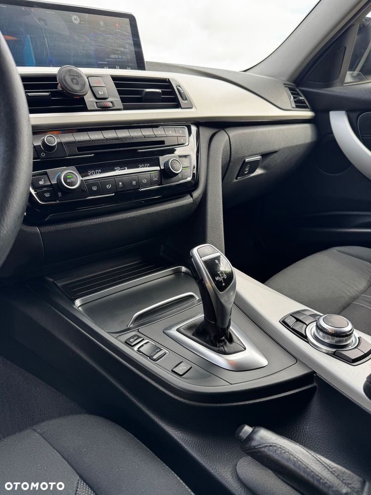 BMW Seria 3 320i - 16