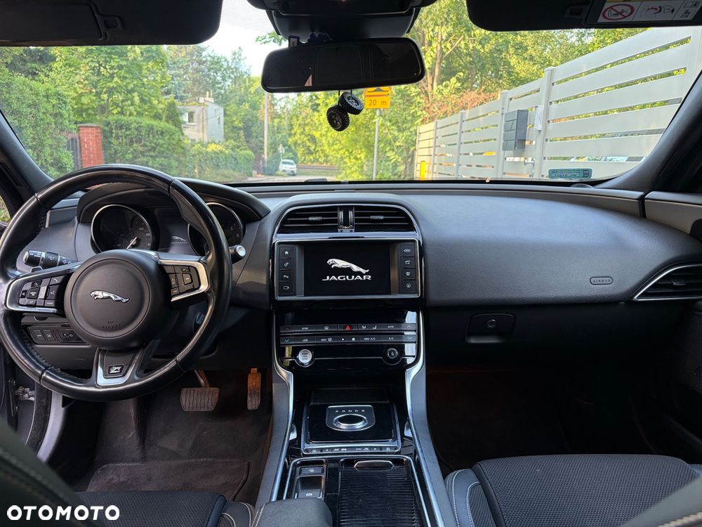 Jaguar XE 2.0 T R-Sport - 13