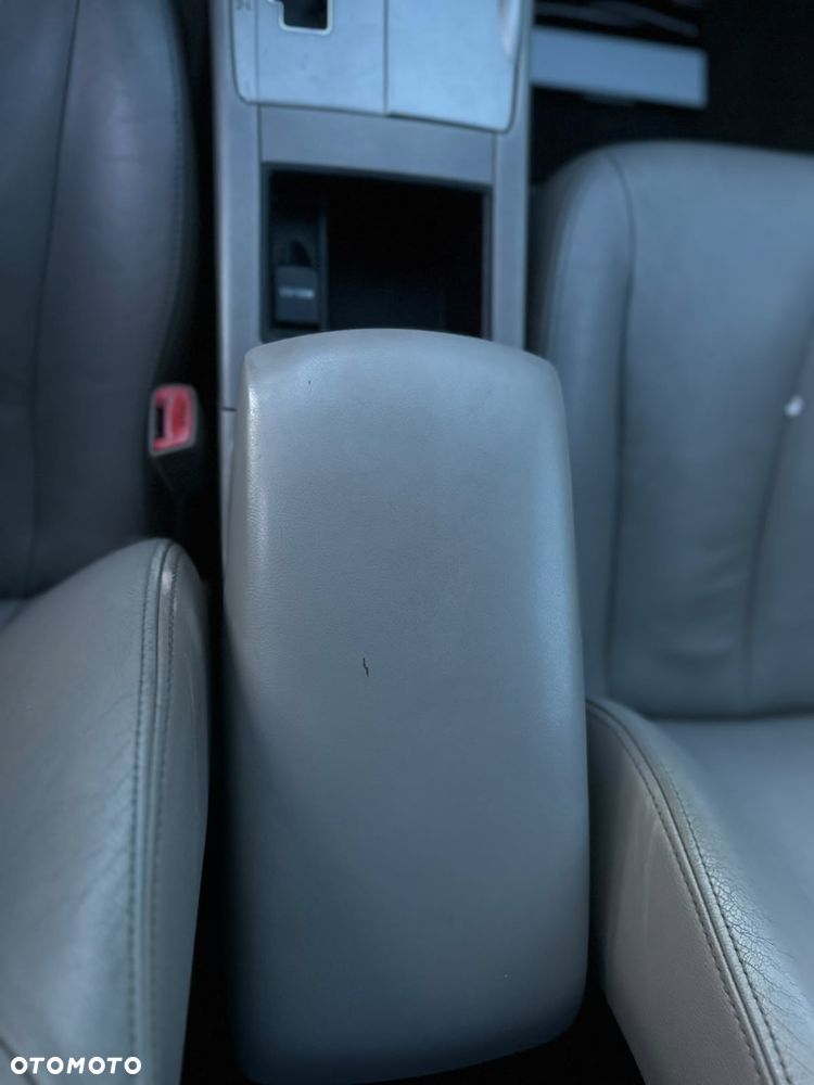 Toyota Camry 2.5 XLE - 14