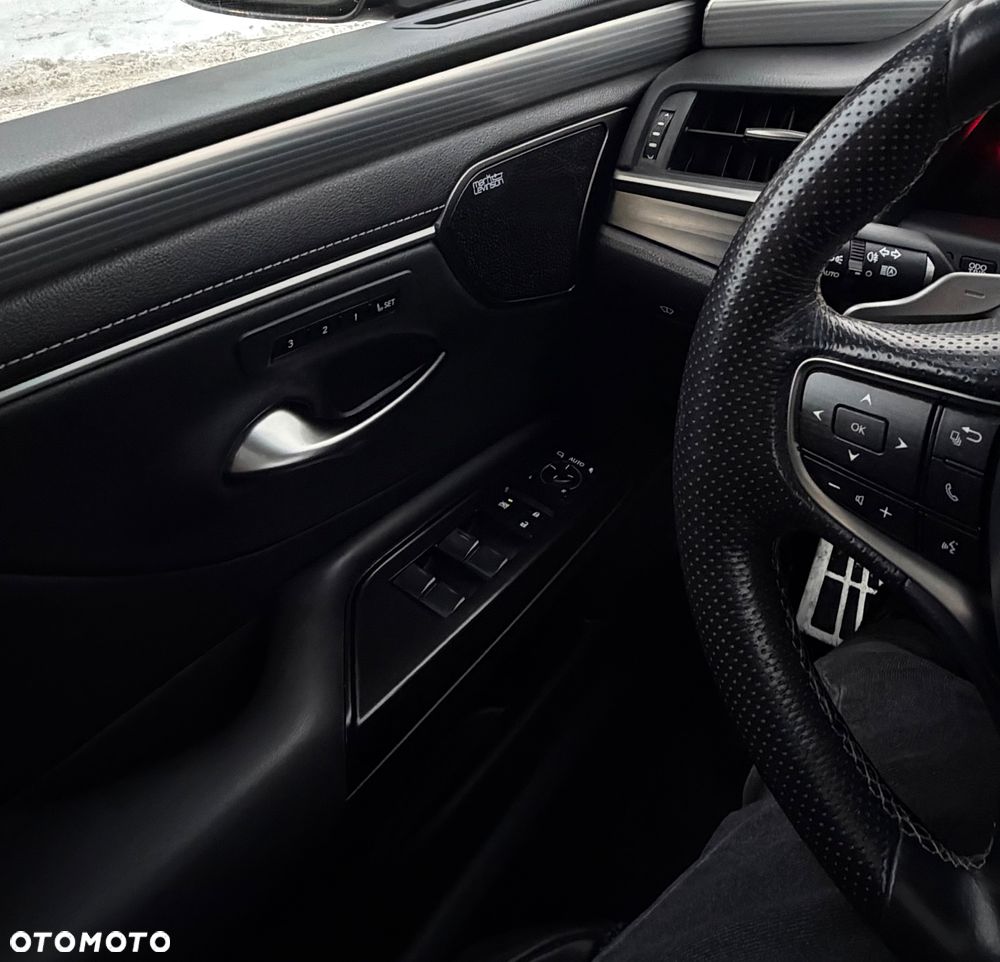 Lexus ES 300h F Sport - 19