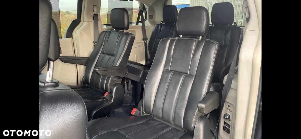 Chrysler Town & Country - 22