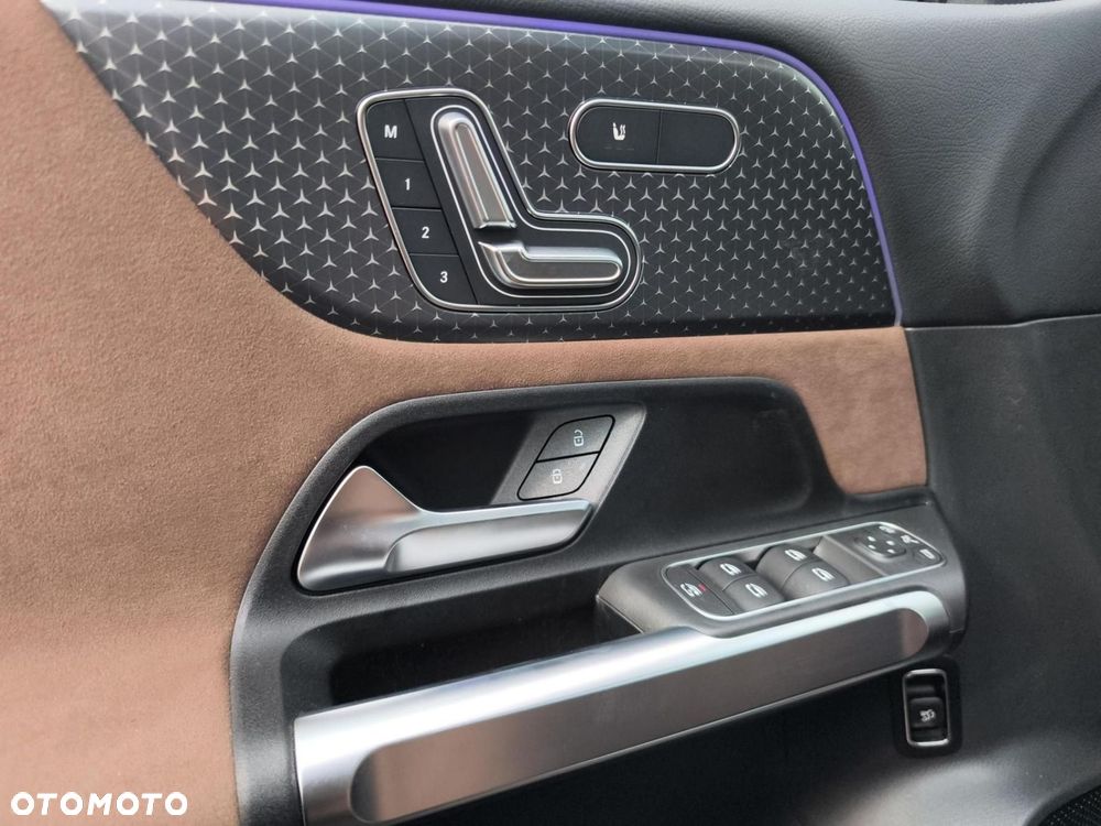 Mercedes-Benz GLB - 12