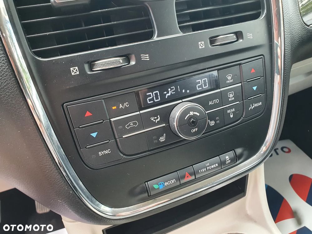 Chrysler Town & Country 3.6 Limited - 22