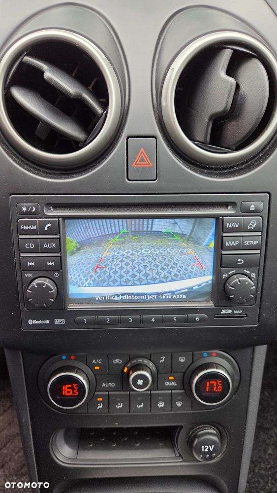 Nissan Qashqai 2.0 dCi 4 x 4 DPF tekna - 27