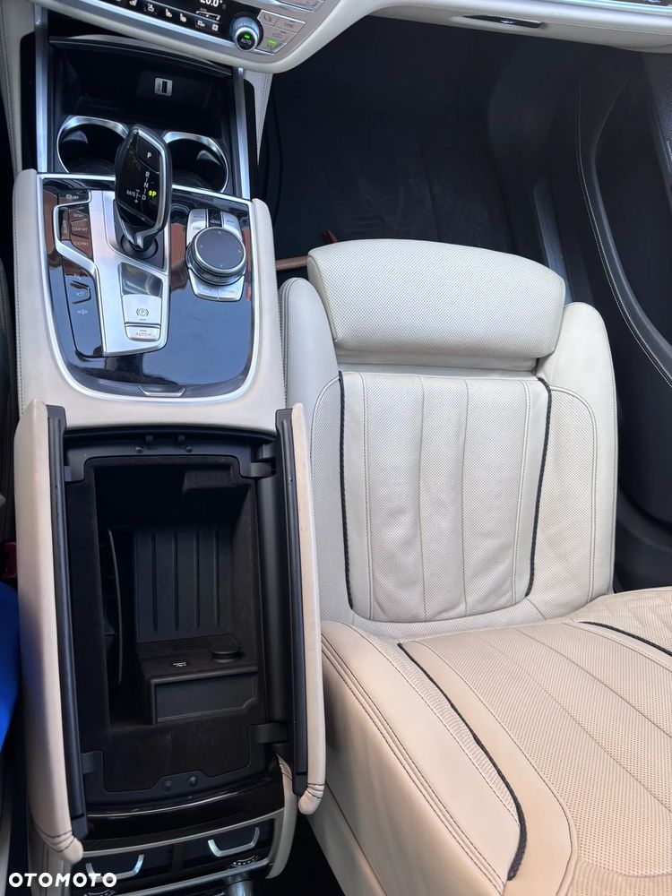 BMW Seria 7 750i xDrive - 15