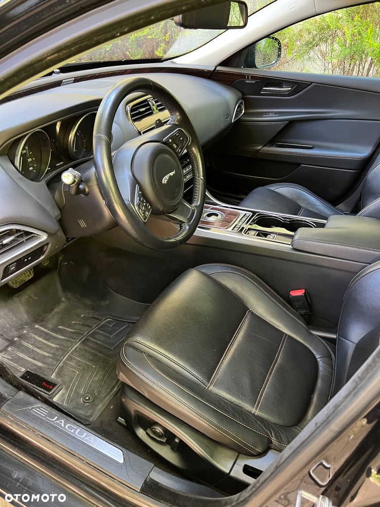 Jaguar XE S - 11