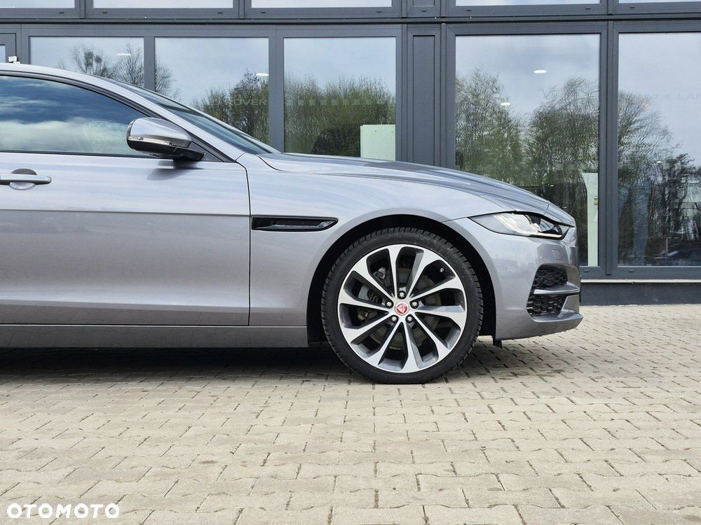 Jaguar XE 2.0 D200 mHEV AWD SE - 9