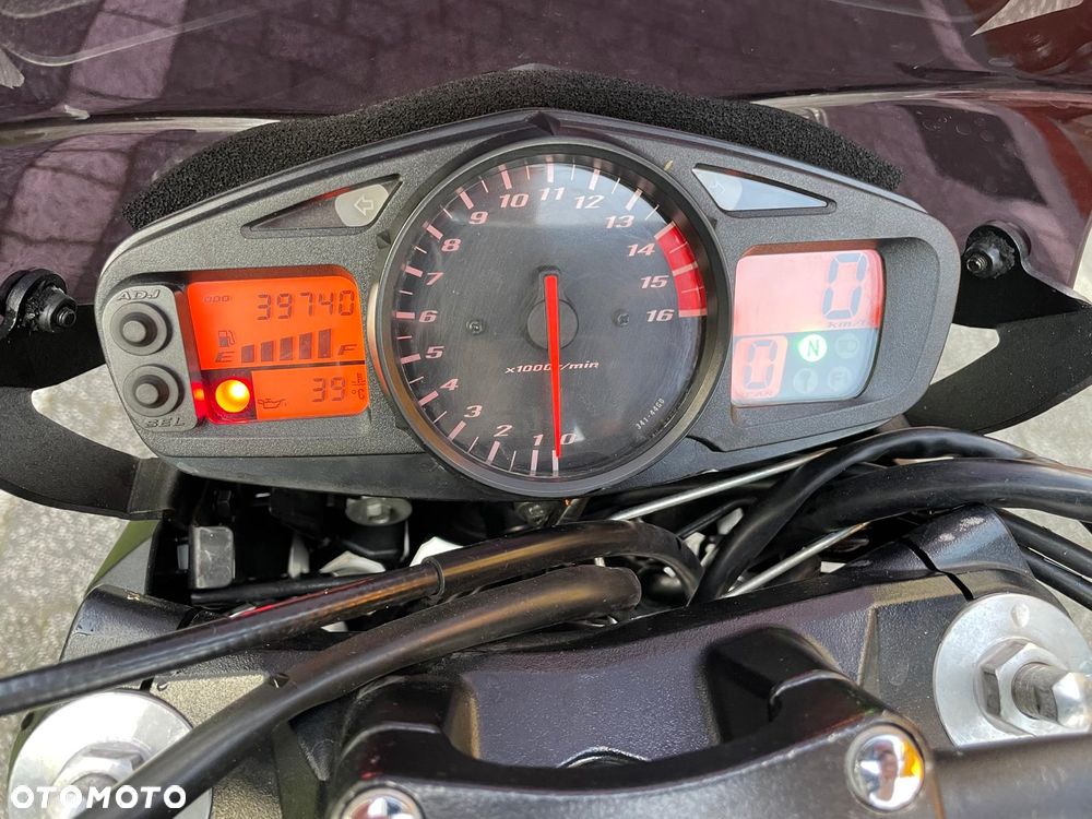 Suzuki GSR - 8