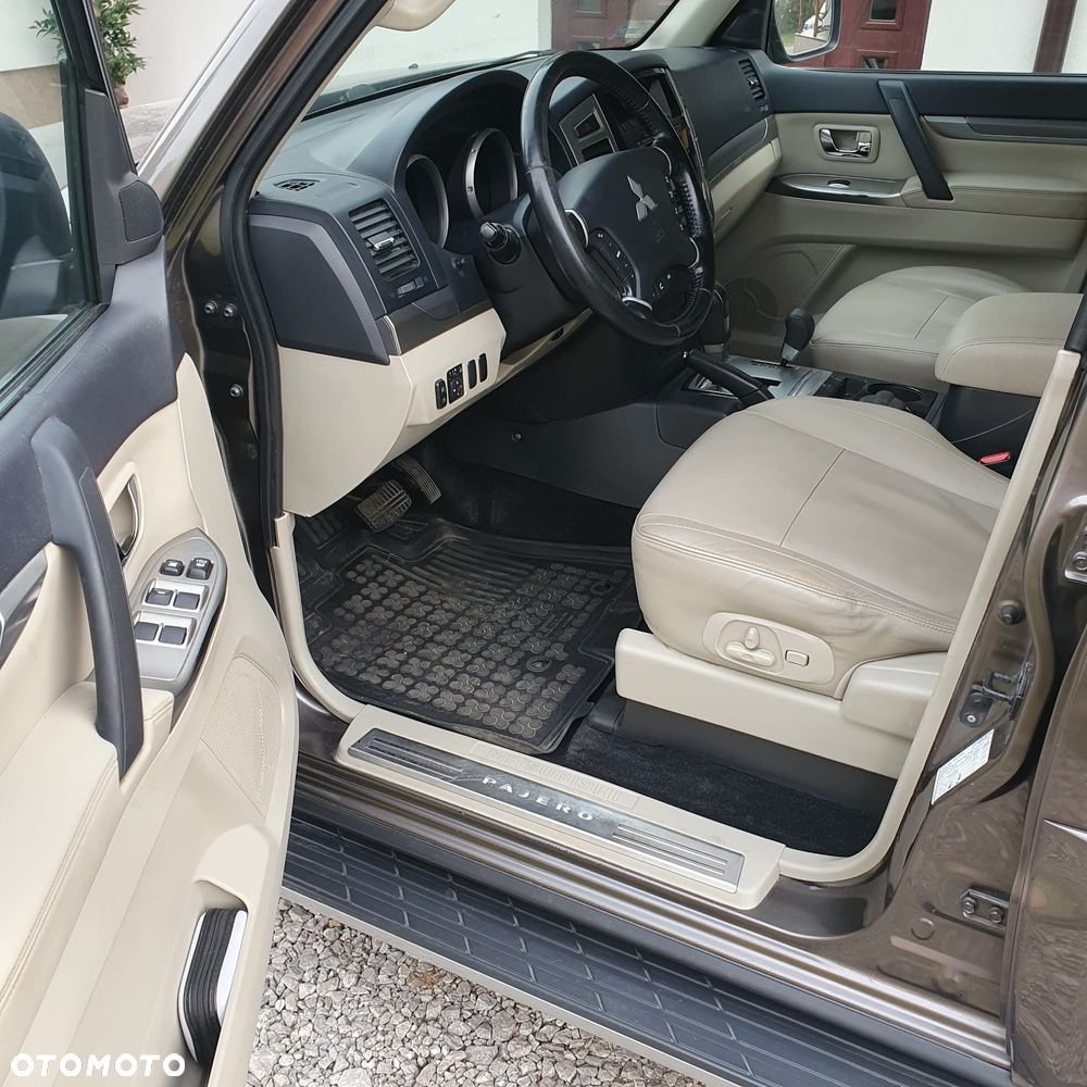 Mitsubishi Pajero - 13