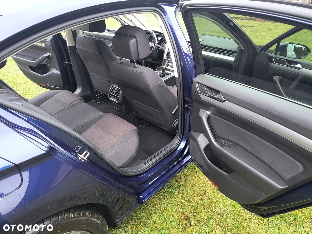 Volkswagen Passat 2.0 TDI SCR Elegance - 9