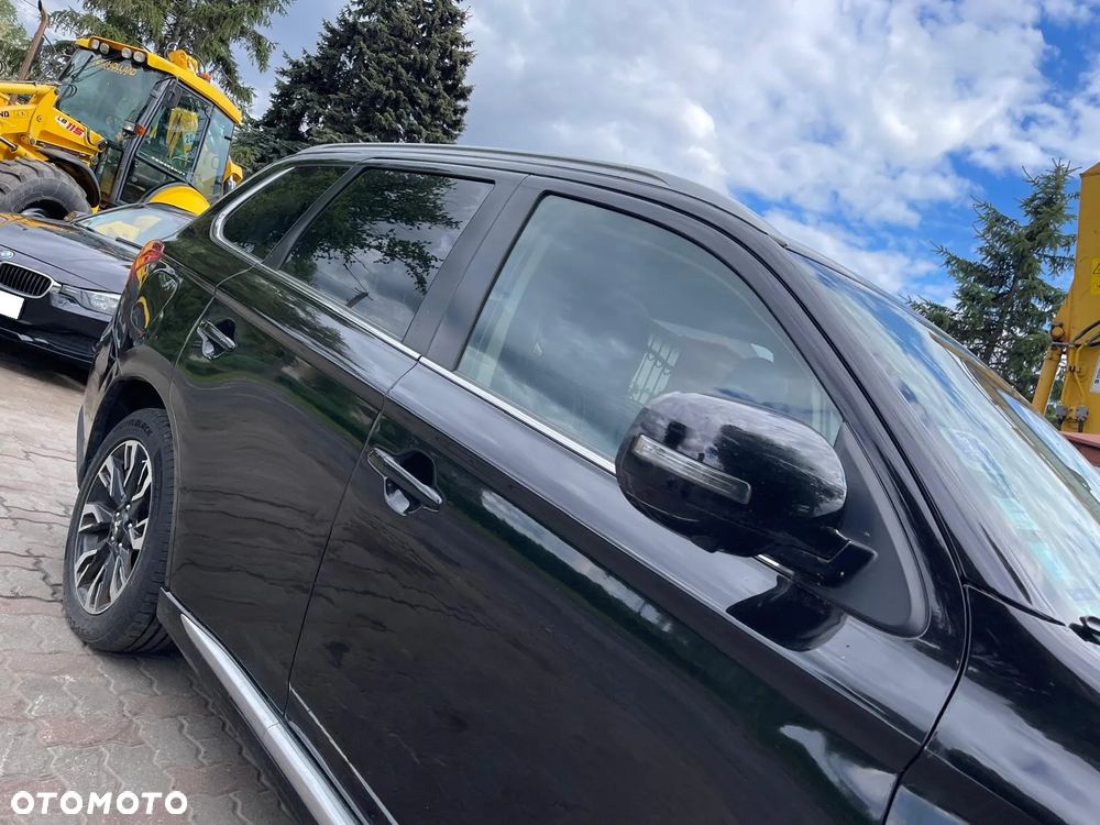 Mitsubishi Outlander Instyle NAVI + - 38
