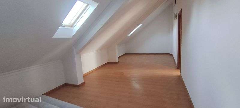 Alugo T5 Duplex com 3 WCS 5 quartos e parqueamento - Grande imagem: 2/3