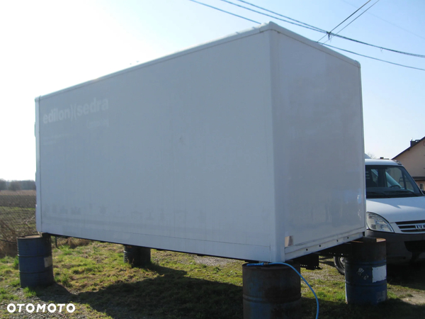 KONTENER NA SAMOCHÓD 5,05-m. W Środku . Iveco -- Mercedes