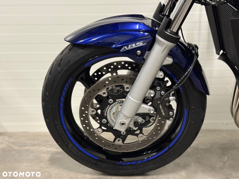 Suzuki GSR - 24