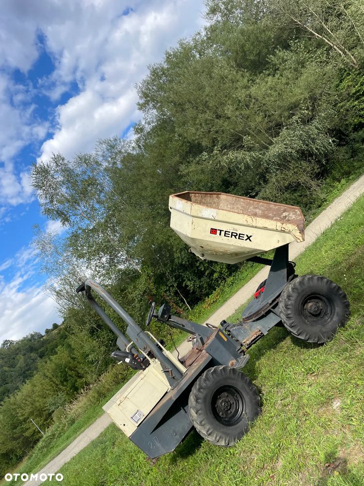 Terex DS030S Benford 3 tony OBROTOWE. Wozidło Budowlane-Rolnicze. Wózek z Obrotową Kolebą. 3 tony ładowność. 4x4. Mocny Silnik 4 cylindry Kubota 50km. 2600 mtg. Jazda 3 prędkości. Maszyna jak Nowa z Norweskiego Gospodarstwa! Ani deka luzów i wycieków! Pełny Oryginał. Hamulce brzytwa. Serwisy w DEKRA. Maszyna Woziła lekkie ładunki. Praktycznie zerowe zużycie. Wielka Okazja. Wszystko w pełnym Oryginale. Opony Oryginał w bardzo dobrym stanie! Potężna moc! - 4