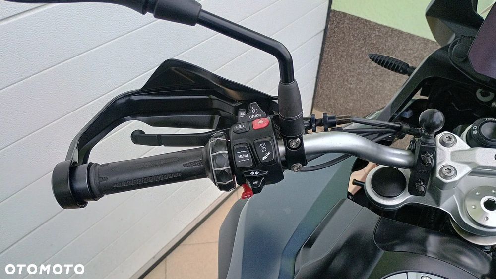 BMW F - 25