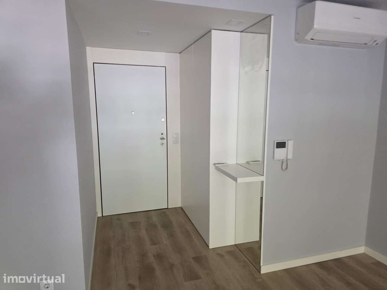 T1 moderno com varanda, garagem e vista para jardim no centro do Porto - Grande imagem: 3/10