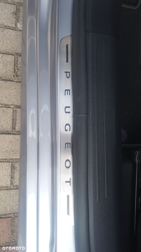 Peugeot 208 PureTech 100 GT Pack - 12