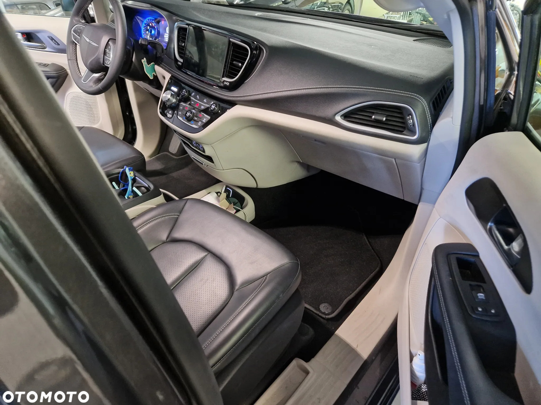 Chrysler Pacifica - 5