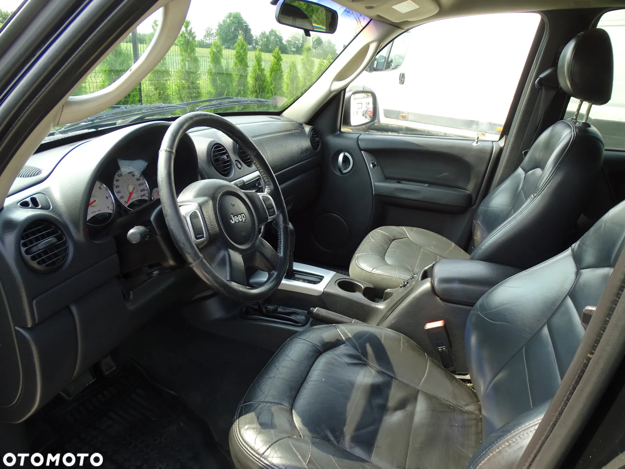 Jeep Liberty 3.7 4x4 - 26