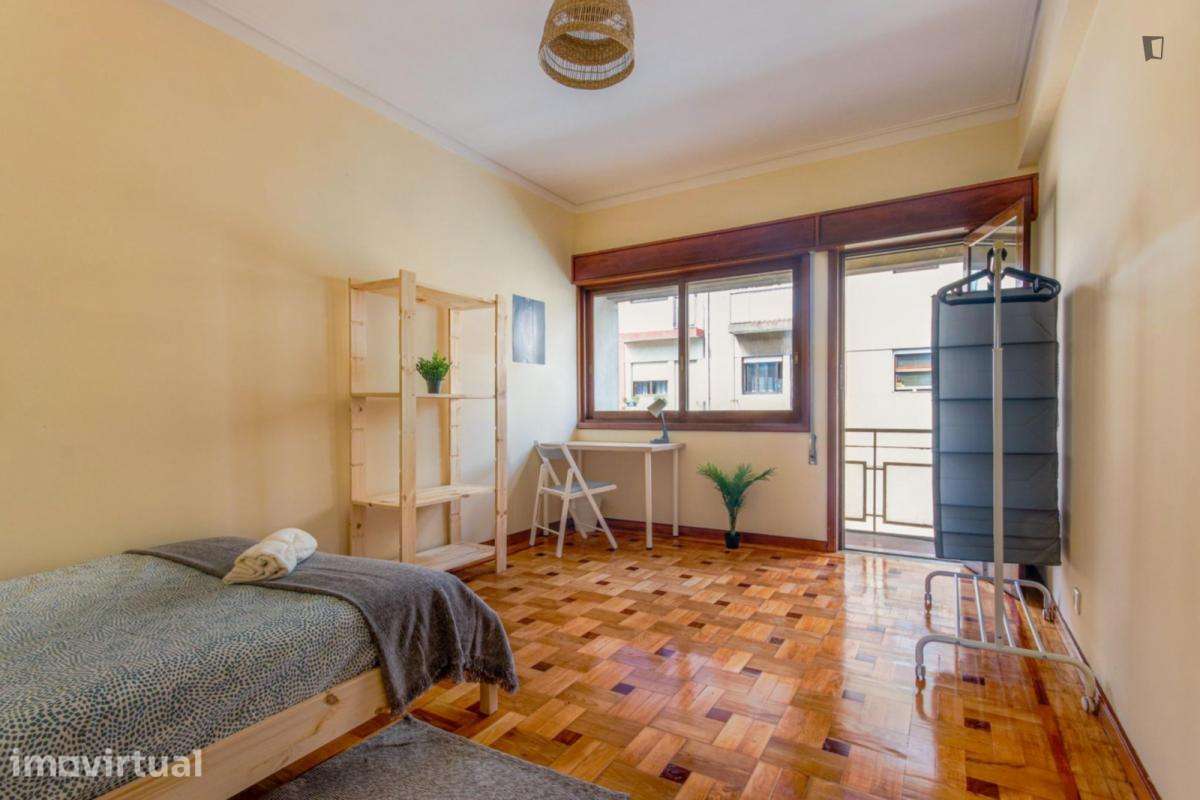 Quarto - localizado em Santo Ildefonso Porto - Grande imagem: 2/6