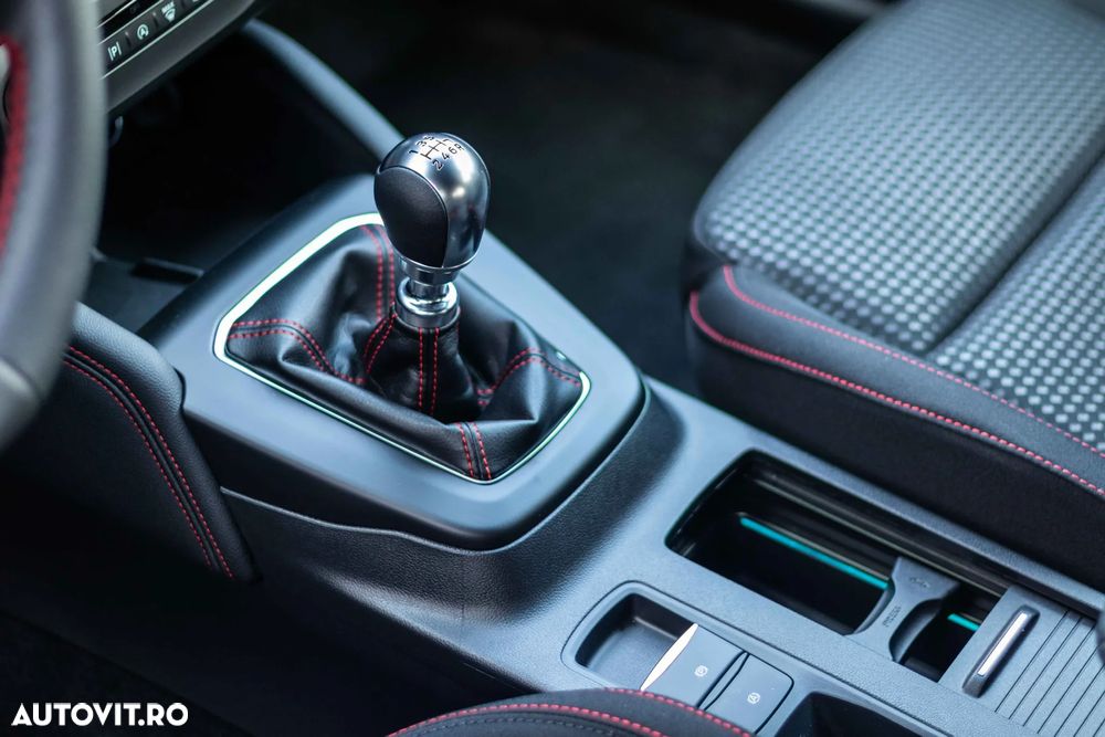 Ford Focus 1.0 EcoBoost 6MT MHEV ST-Line X - 13