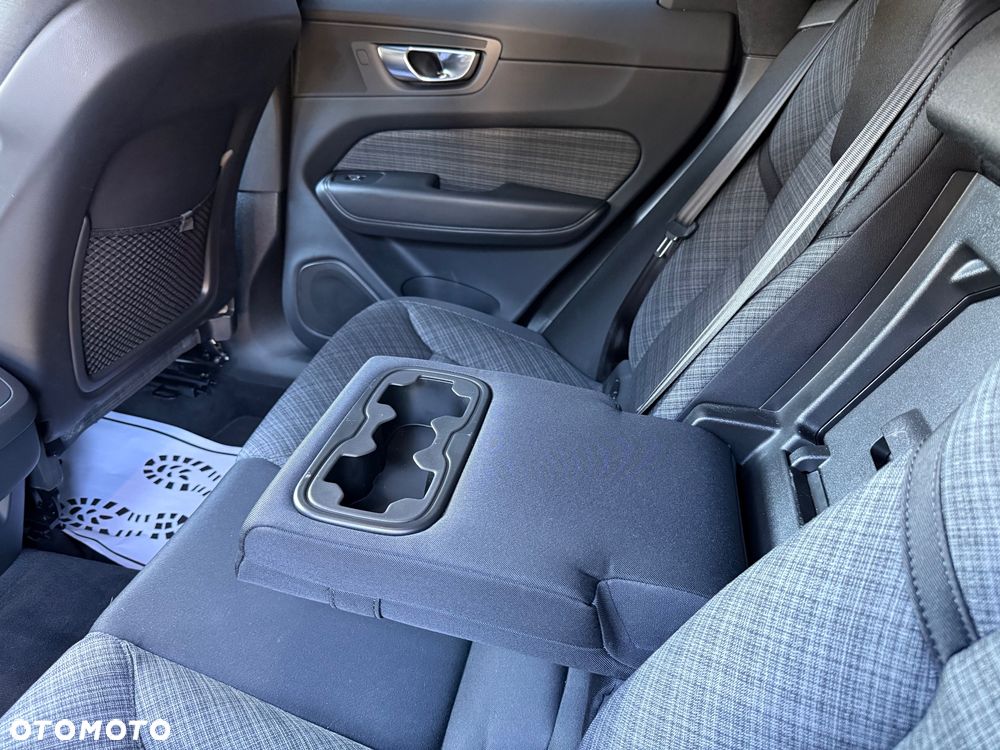 Volvo XC 60 B4 D AWD Plus Dark - 8