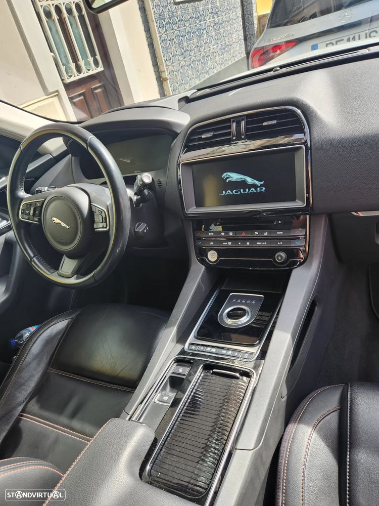 Jaguar F-Pace D200 AWD R-Dynamic HSE - 34