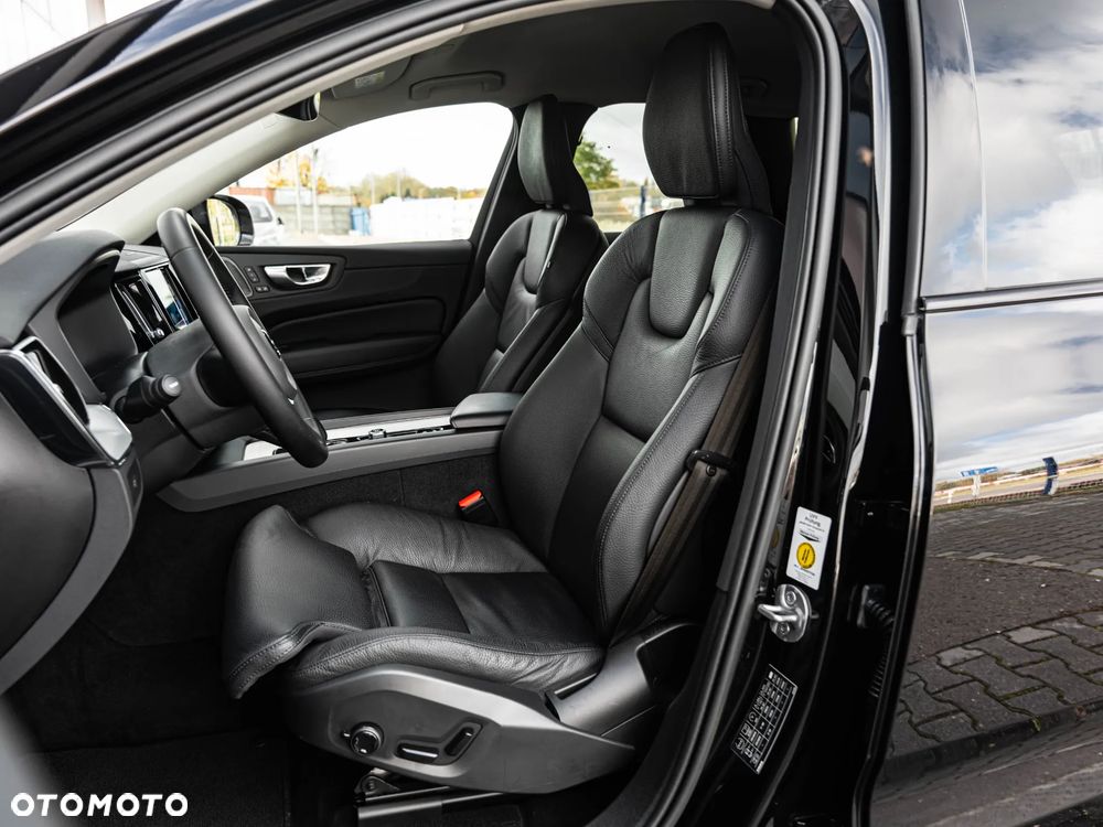 Volvo XC 60 B4 D AWD Plus Dark - 24