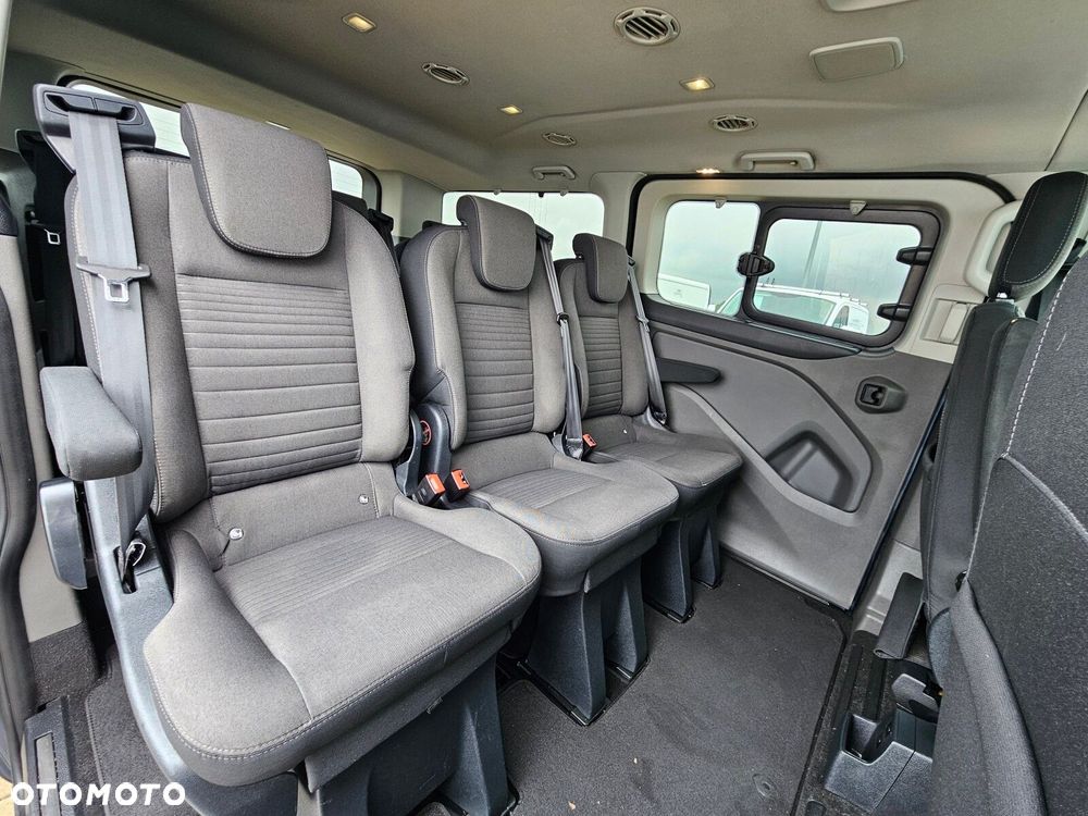 Ford Tourneo Custom - 40