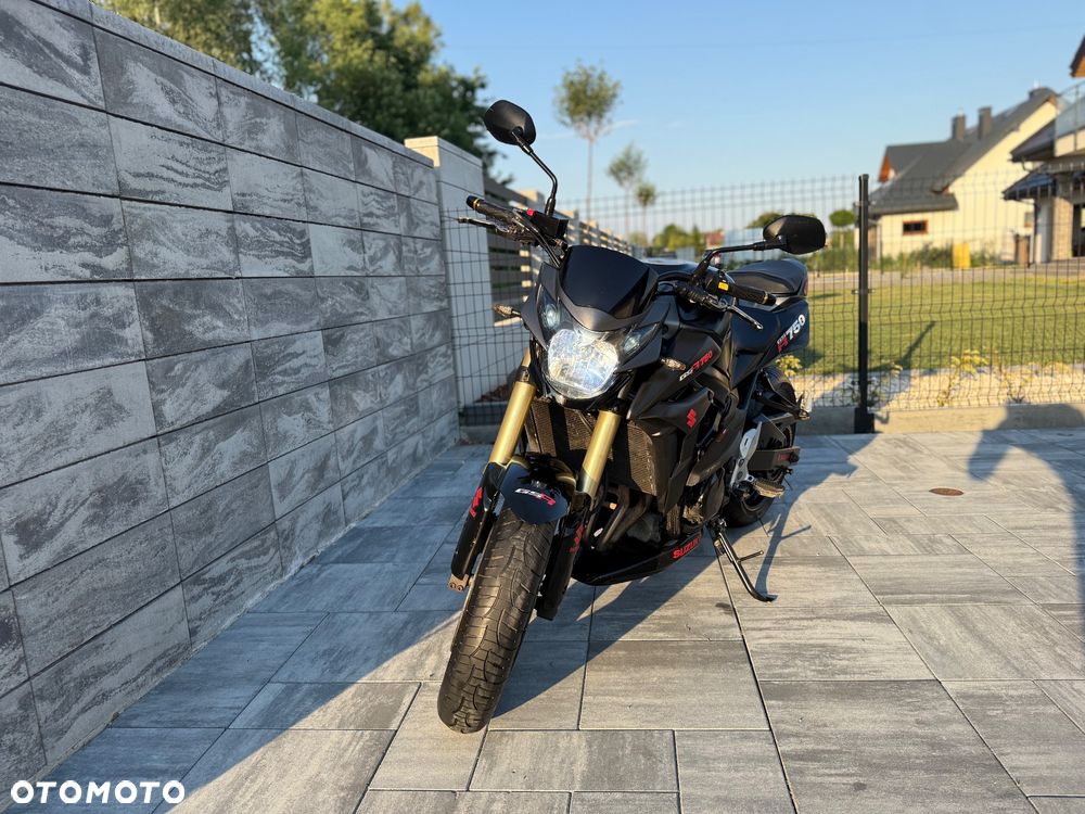 Suzuki GSR - 14