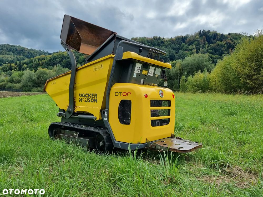 Wacker Neuson DT08 Diesel! Wozidło Samo-załadowcze 1 tona ładowność.  silnik YANMAR Kiprowanie i załadunek  własny HYDRAULICZNY. Wywrotka do specjalistycznych zadań. Bardzo mała wielkościowo a szybka i wydajna! Odpala na Kluczyk. Wywrotka sprowadzona z Norwegii z Urzędu komunalnego. Badzo zadbana maszyna bez luzów i wycieków. OKAZJA TANIO. Podest do jazdy. Perfekcyjny stan! 2017rok.  900 MTG - 1