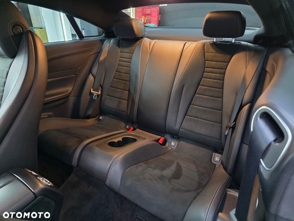 Mercedes-Benz Klasa E 220 d 4-Matic 9G-TRONIC - 23