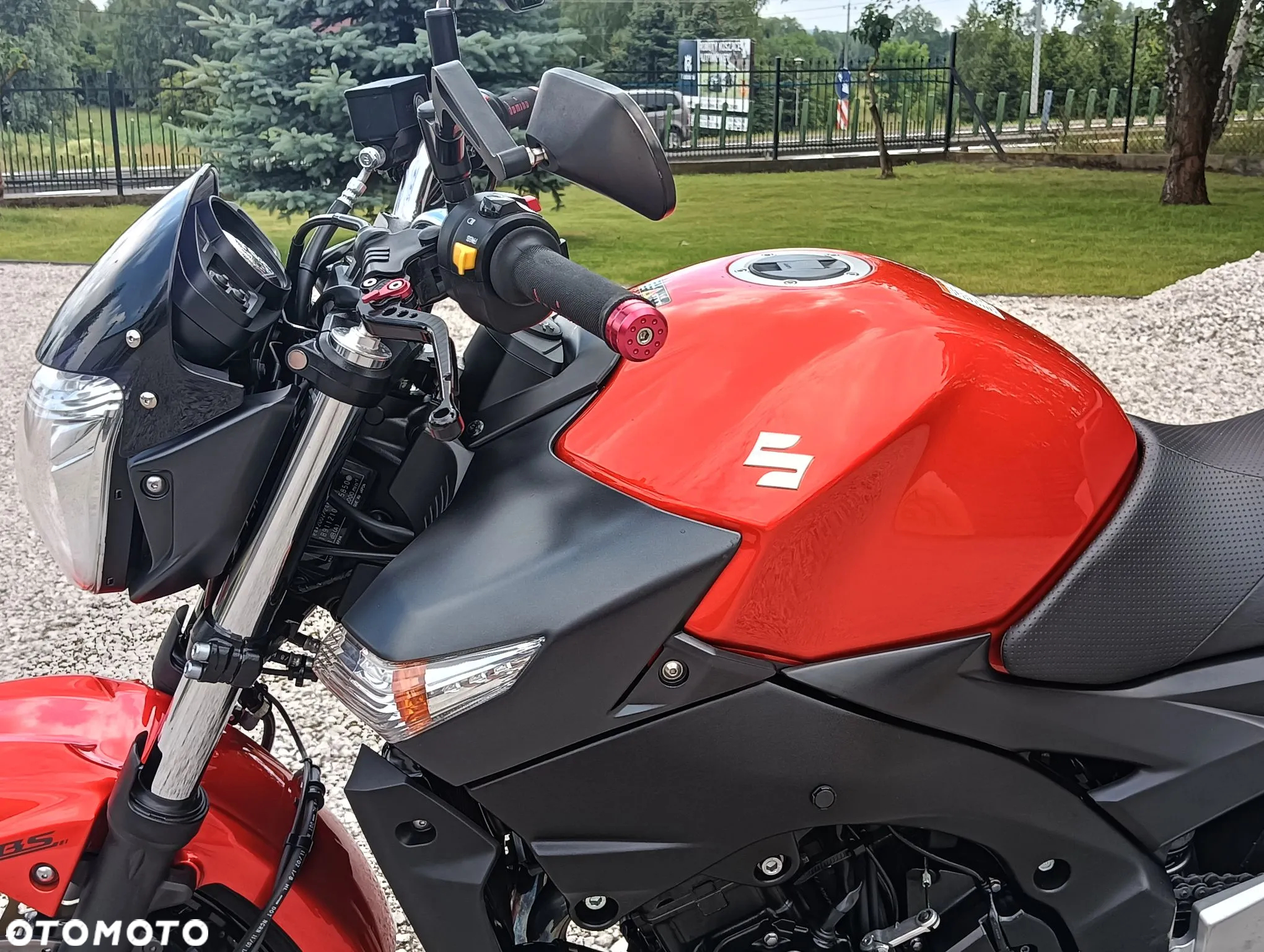 Suzuki GSR - 16