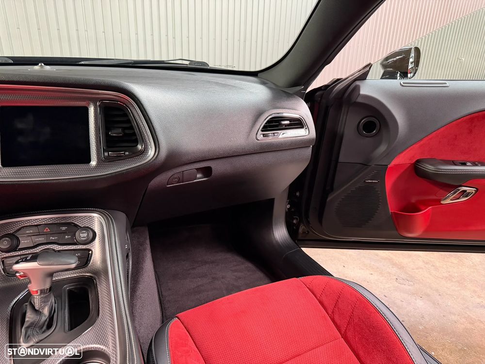Dodge Challenger Auto SRT Hellcat - 35