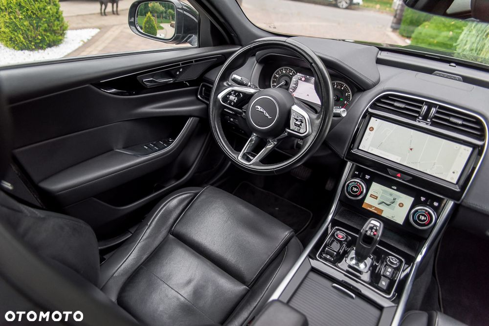 Jaguar XE 2.0 T Prestige - 31
