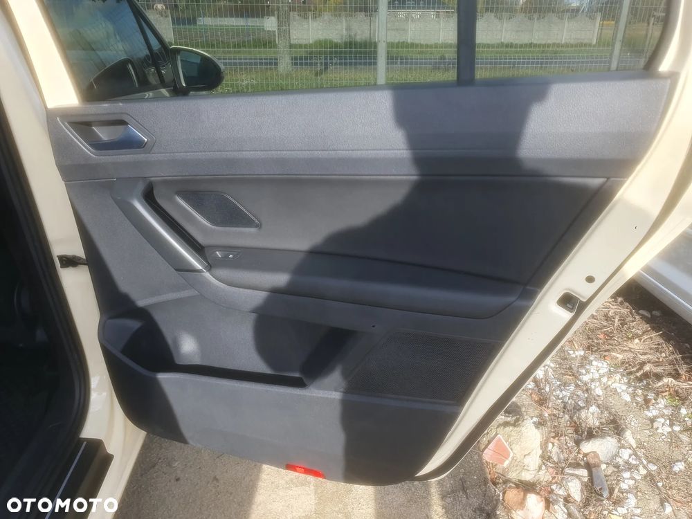 Volkswagen Touran - 12