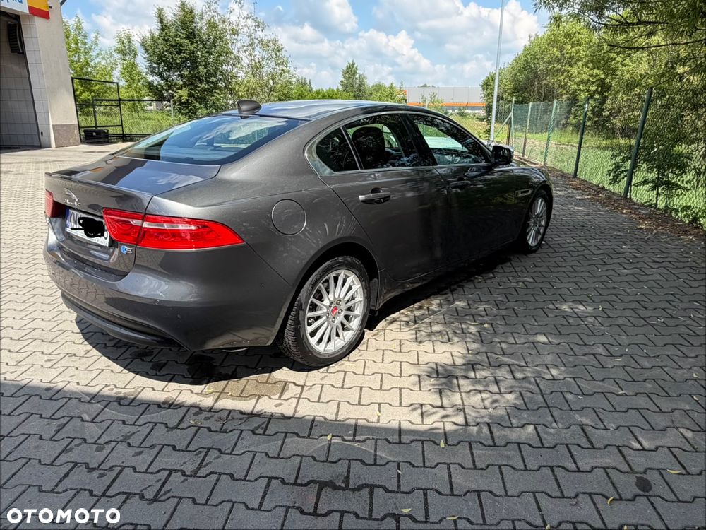 Jaguar XE 2.0 D Portfolio - 13